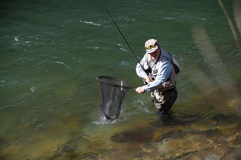 cuqui en la cola de la escuela
