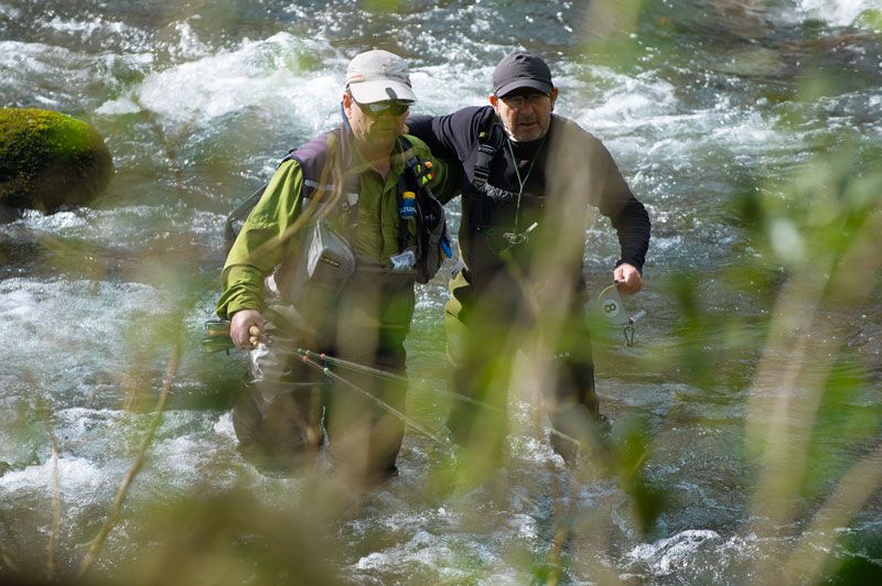 aitor y xanti cruzando el rio
