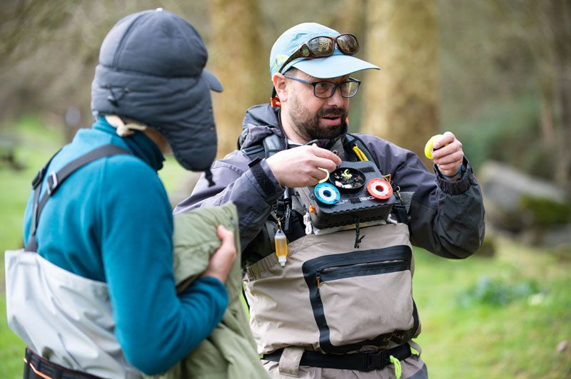 pescador preparando bajo sedal fluorocarbono para 