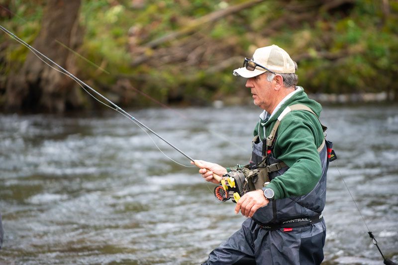 pescador en las corrientes del parque 