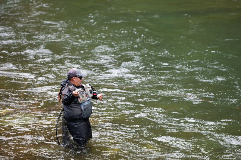 klausich enganchando trucha