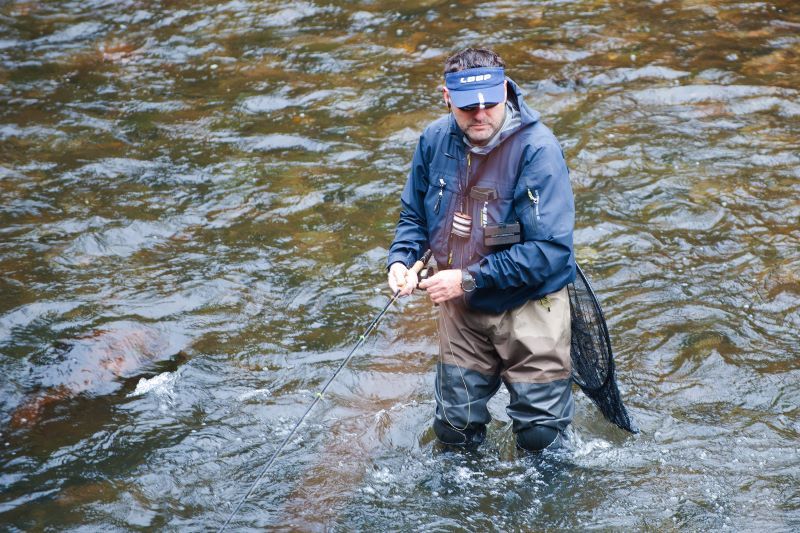 angel-macho-pescando-rio-leitzaran