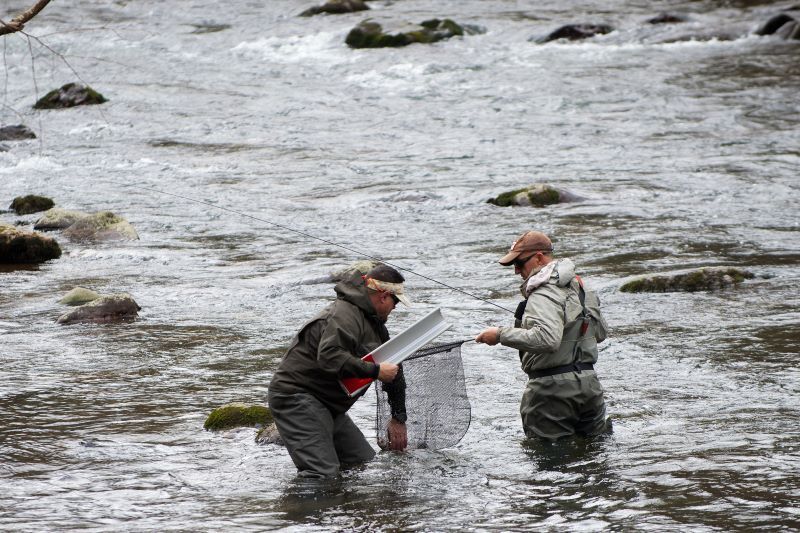 pablo-castro-pescando-rio-leizaran