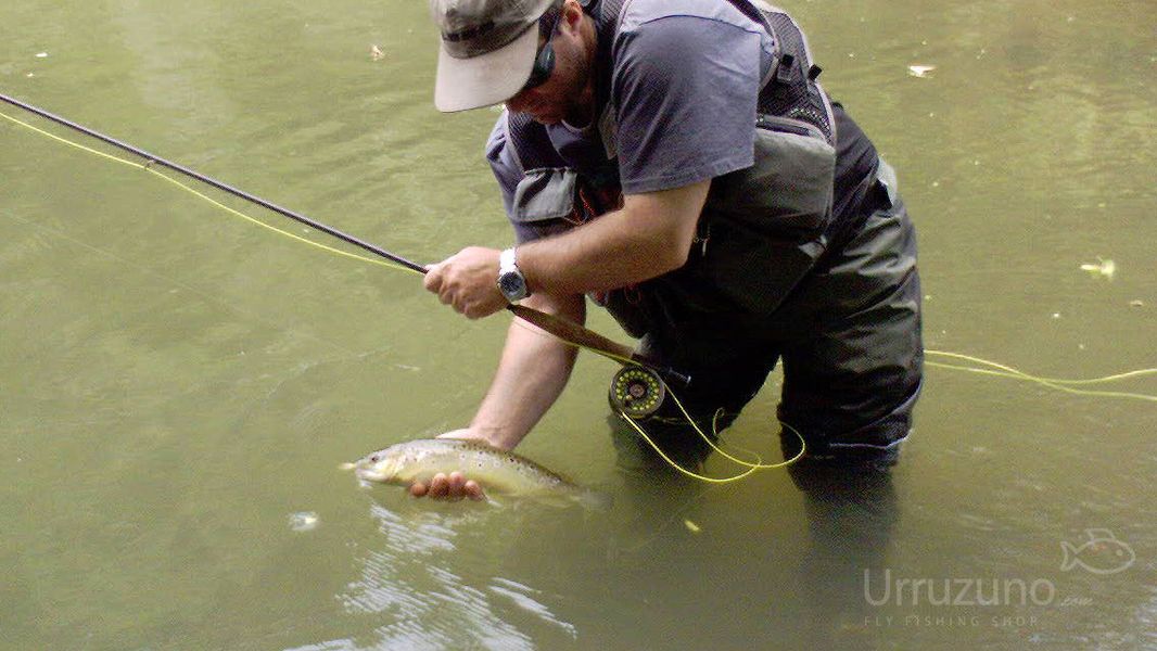 pesca a mosca captura y suelta iñigo urruzuno